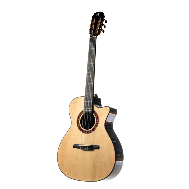 Avila AC-780C 跨界吉他：一品宽度：44.5mm，可加装拾音器，背侧板为黑檀木